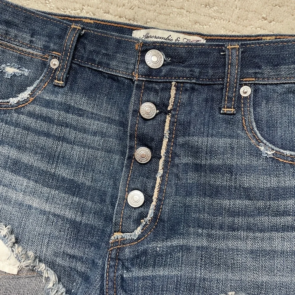 Abercrombie & Fitch Distressed Button-Fly Denim Shorts Medium Wash Frayed Size 6 - Picture 11 of 17